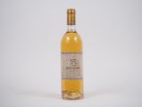 une bouteille de vin posée sur une surface blanche
