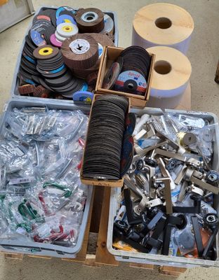 Lot DE Quincaillerie Variee Comprenant: