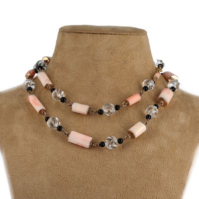 gros plan d'un collier sur un mannequin mannequin