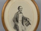 une vieille photo d'un homme en costume-cravate tenant un chapeau