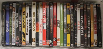 beaucoup de DVD dans une boîte posée sur la table
