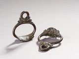une paire de bagues anciennes en argent posées sur un fond blanc
