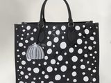 sac fourre-tout à imprimé pois noir et blanc avec pompon