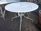 une table blanche et deux chaises sur une terrasse