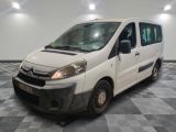 la camionnette blanche est garée sur le sol en damier d'une pièce