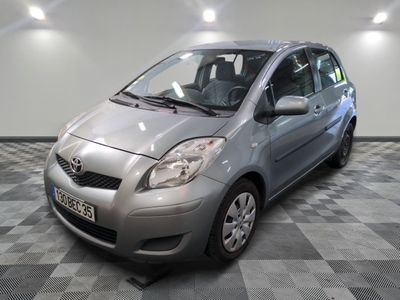 une photo d'une toyota yaris argentée garée sur un sol en damier
