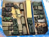 une boîte remplie d'objets militaires posée sur une table