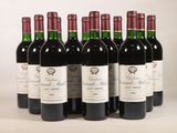 six bouteilles de vin sont alignées sur une table