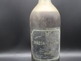 l'image d'une bouteille de vin posée sur une table