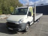 un camion blanc garé dans un parking