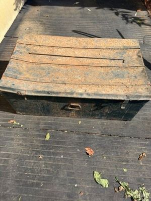 un banc en bois posé à l'arrière d'un camion