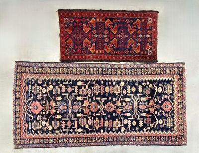 Tapis en laine à fond bleu nuit à décor de rinceaux et fleur…
