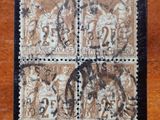 un gros plan sur quatre timbres posés sur une surface en bois