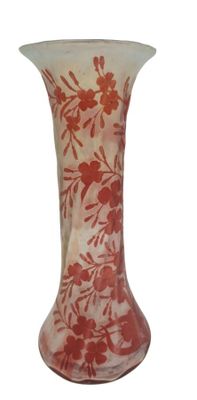un vase rouge et blanc posé sur une surface blanche