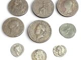 six types différents de pièces romaines sont représentés sur un fond blanc