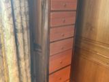 une grande commode en bois dans un coin de la pièce