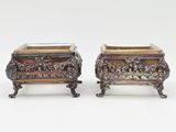 paire de boîtes anciennes en métal argenté ornées de motifs floraux