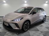 Le nouveau SUV Toyota C-HR est garé dans un showroom.