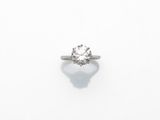 une bague à une pierre en diamant,