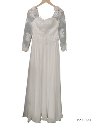 une photo d'une robe de mariée suspendue à un cintre