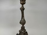 un bougeoir ancien plaqué argent sur fond blanc