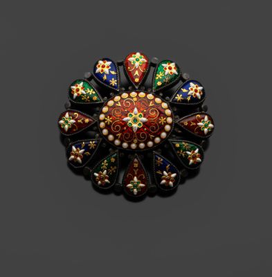 une broche en émail et perles