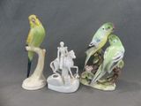trois figurines d'oiseaux assis l'un sur l'autre