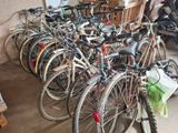 beaucoup de vélos garés les uns à côté des autres dans un garage