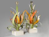 deux vases contenant des plantes, posés sur une table