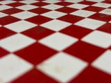 une table à carreaux rouges et blancs recouverte d'une nappe à carreaux rouges et blancs