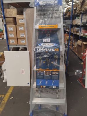 un chariot contenant beaucoup d'articles dans un entrepôt