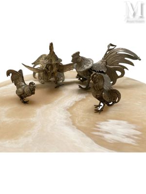 trois figurines d'animaux posées sur une table, sur fond blanc