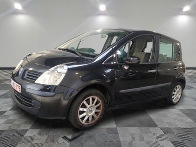 la photo d'une petite camionnette noire garée dans un garage