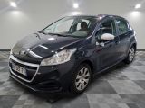 la petite voiture noire est garée dans une grande pièce