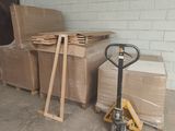 une pile de cartons et une palette dans un entrepôt