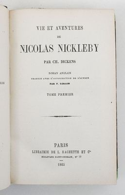 deux livres ouverts posés sur une table, sur fond blanc