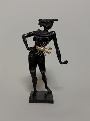 une image représentant une statue d'une femme tenant un objet en or
