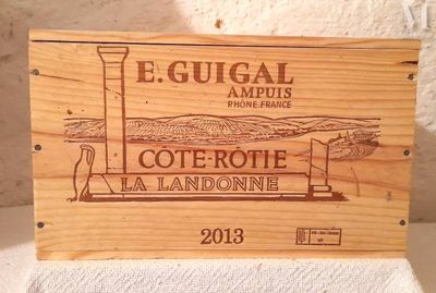 un panneau en bois sur lequel figure l'image d'un phare