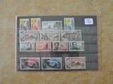 une photo d'une collection de timbres sur une table
