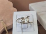 une bague qui se trouve dans une boîte sur une table