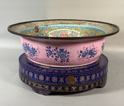 un bol rose et bleu posé sur un socle bleu