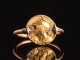 une bague en or surmontée d'une pièce romaine