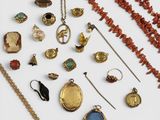 plusieurs types de bijoux sont présentés sur une surface blanche