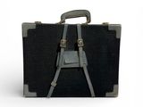 une image représentant une valise noire sur fond blanc