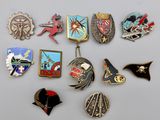 plusieurs types de badges sont présentés sur une surface blanche