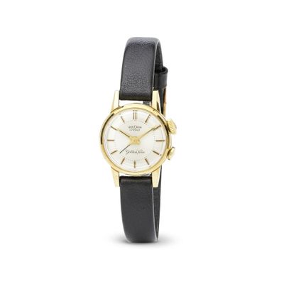 gros plan d'une montre sur fond blanc