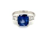 gros plan d'une bague en saphir bleu et diamant sur fond blanc