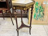 une petite table avec un plateau en marbre