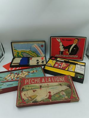 Plusieurs jeux rétro sont exposés sur une surface blanche