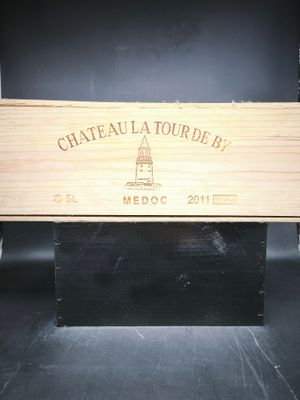 une boîte en bois avec une étiquette sur une table